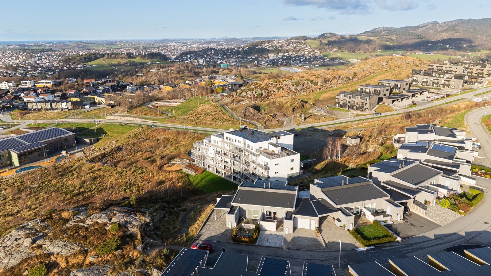 Boligen ligger i nærheten av Kleivane barneskole, flerbrukshall og busstopp. Det er også barnehage i nærområdet. Galleribilde