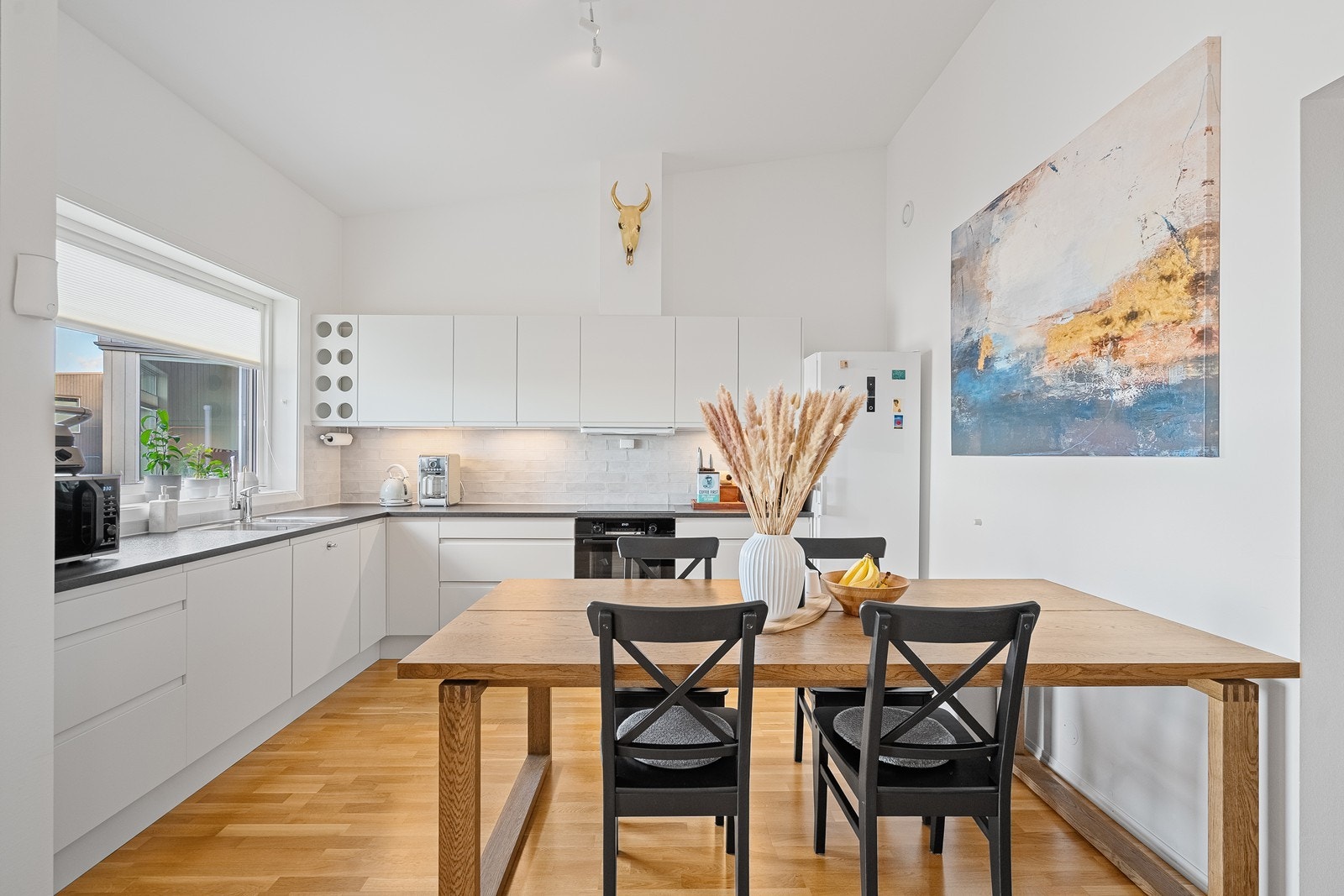 Praktisk vindu over arbeidsbenken gir rikelig med dagslys og hyggelig utsikt. Galleribilde