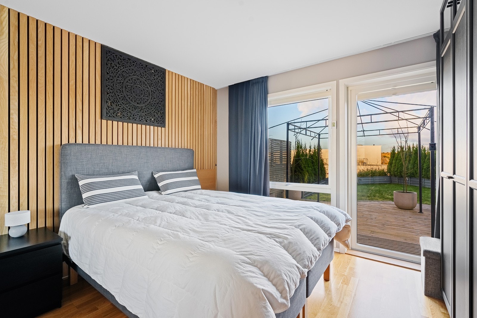 Hovedsoverommet er romslig, med plass til garderobe og egen utgang til terrasse og uteområde. Galleribilde