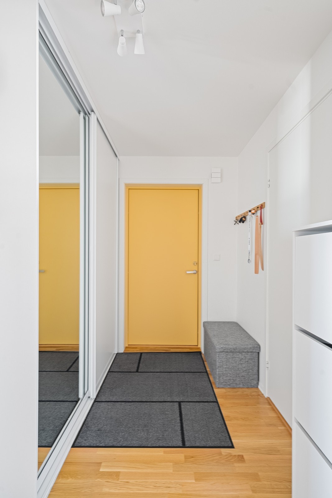 Entréen gir et hyggelig første møte med boligen og har parkett på gulv og lysmalte vegger. Galleribilde