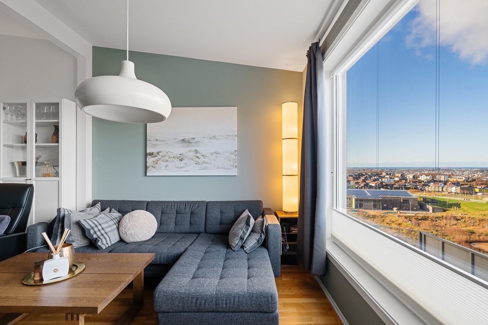 Stuen er romslig, lun og innbydende. Galleribilde