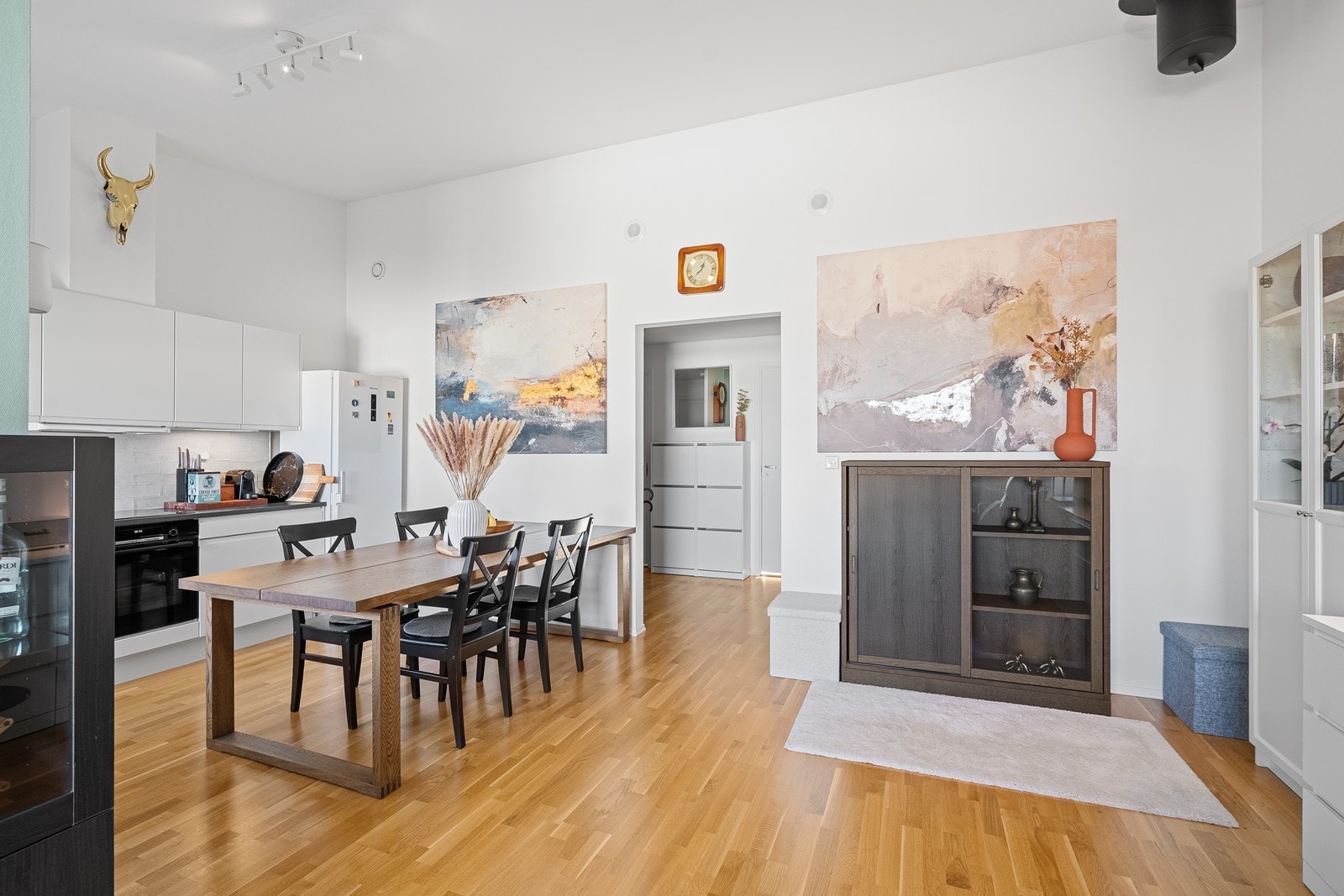 Åpen og sosial stue- og kjøkkenløsning Galleribilde