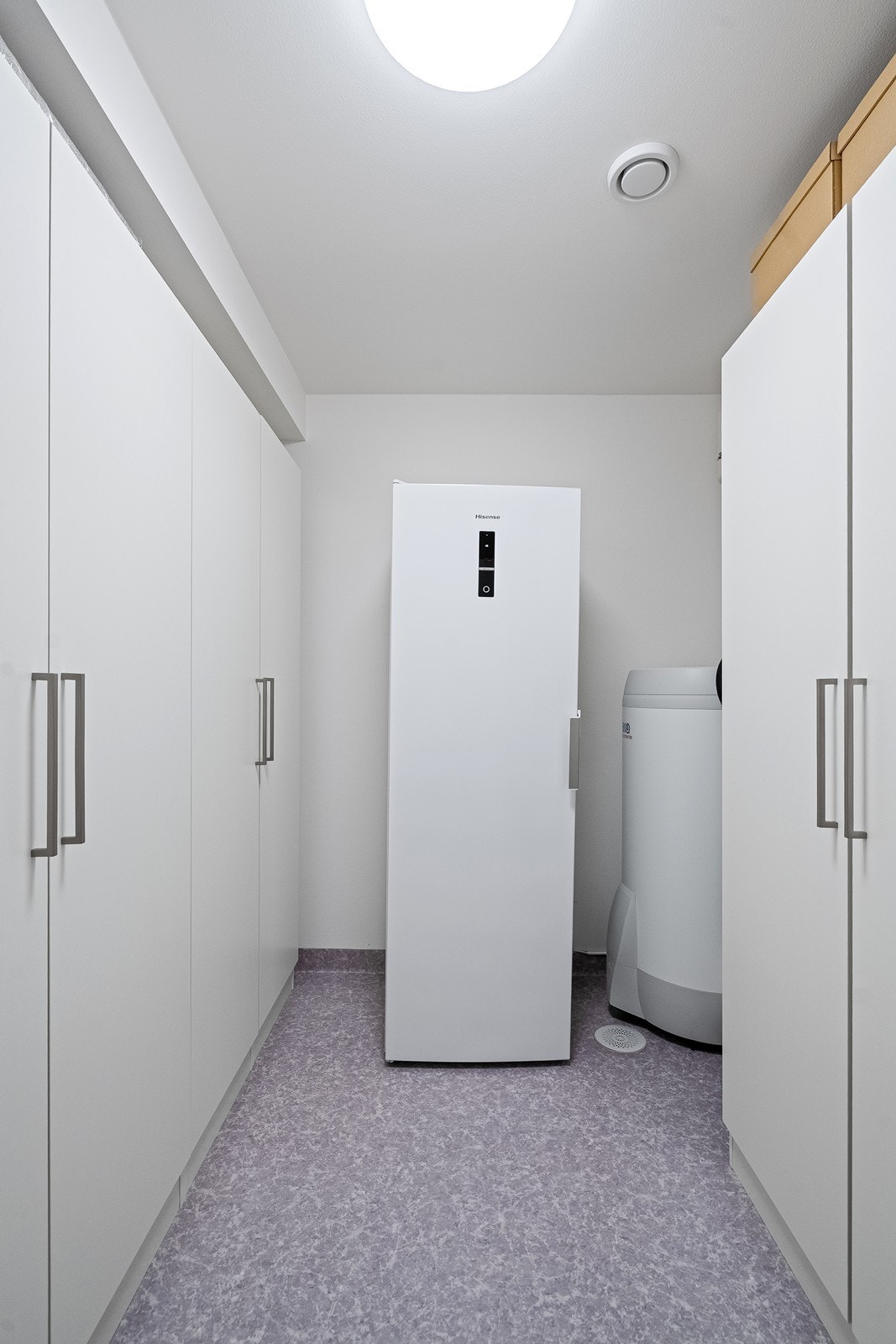 Den tekniske boden er romslig og gir god plass til skap og praktisk oppbevaring. Galleribilde