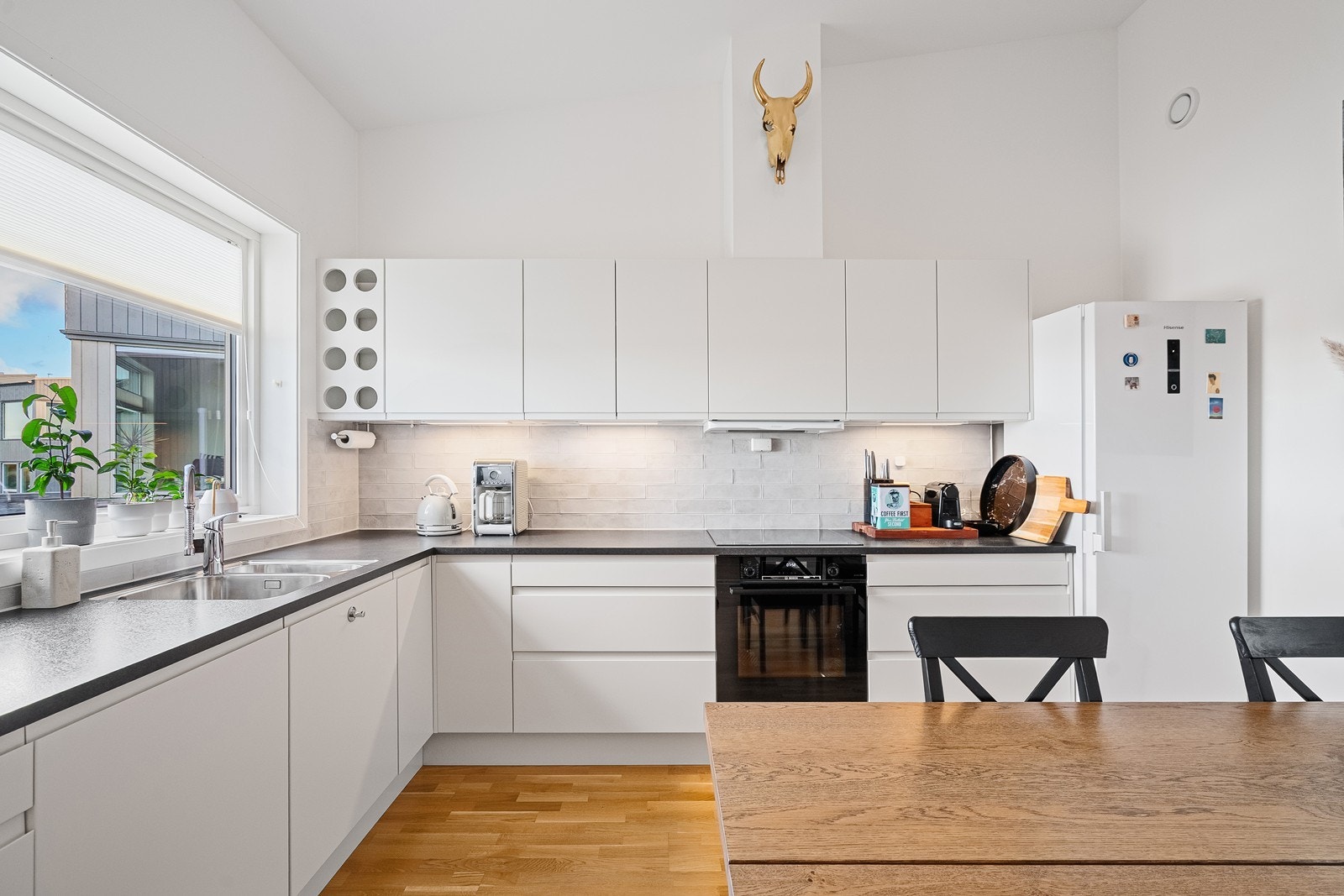 Praktisk L-formet kjøkken fra Norema. Galleribilde