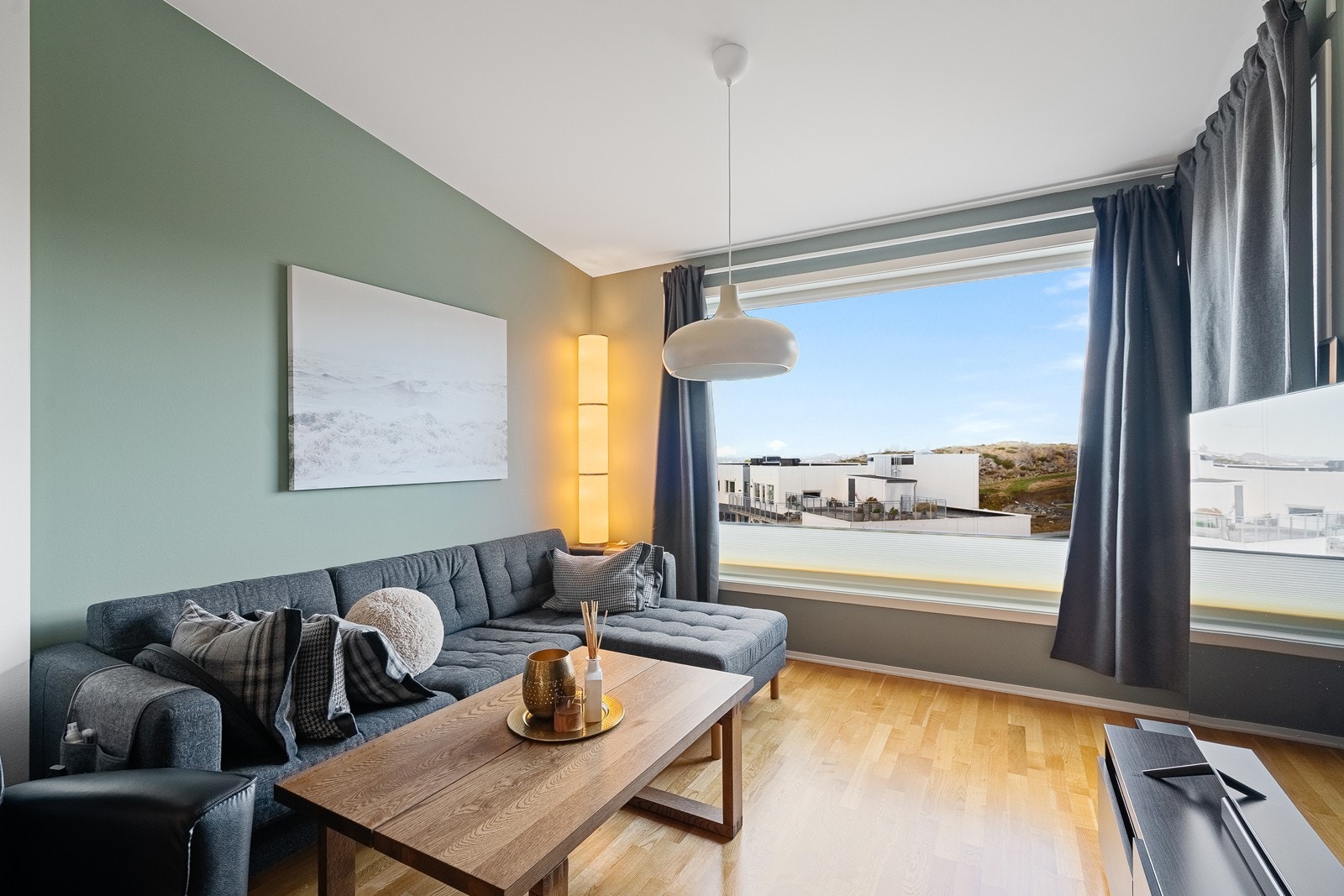 Den store vindusflaten slipper inn rikelig med naturlig lys. Galleribilde