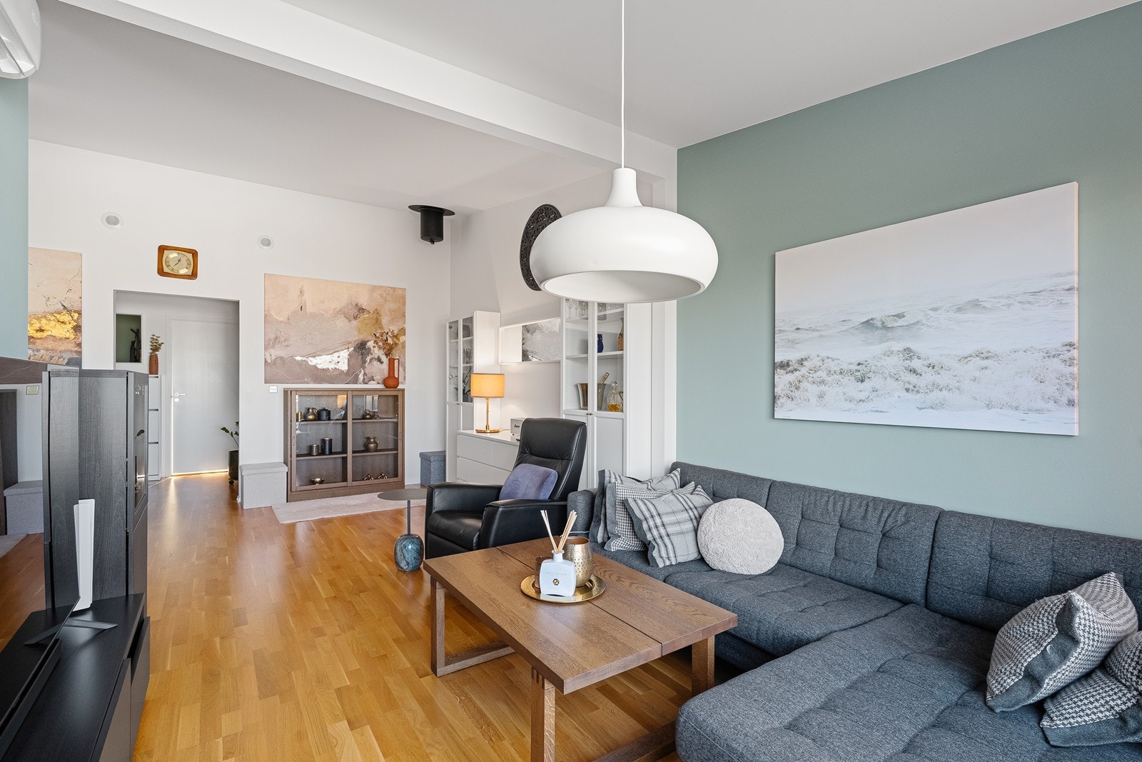 Stuen har god plass til sofa og øvrig møblement, og gir rom for både avslapning og sosialt samvær. Galleribilde