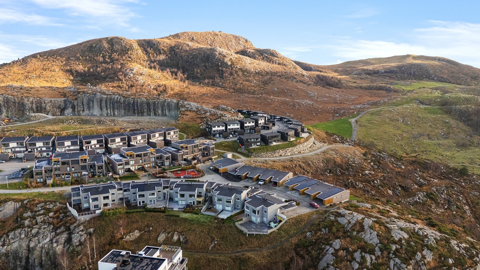 Eiendommen ligger i idylliske, landlige og naturskjønne omgivelser, i et nyere boligområde på Vedafjell/Kleivane. Galleribilde