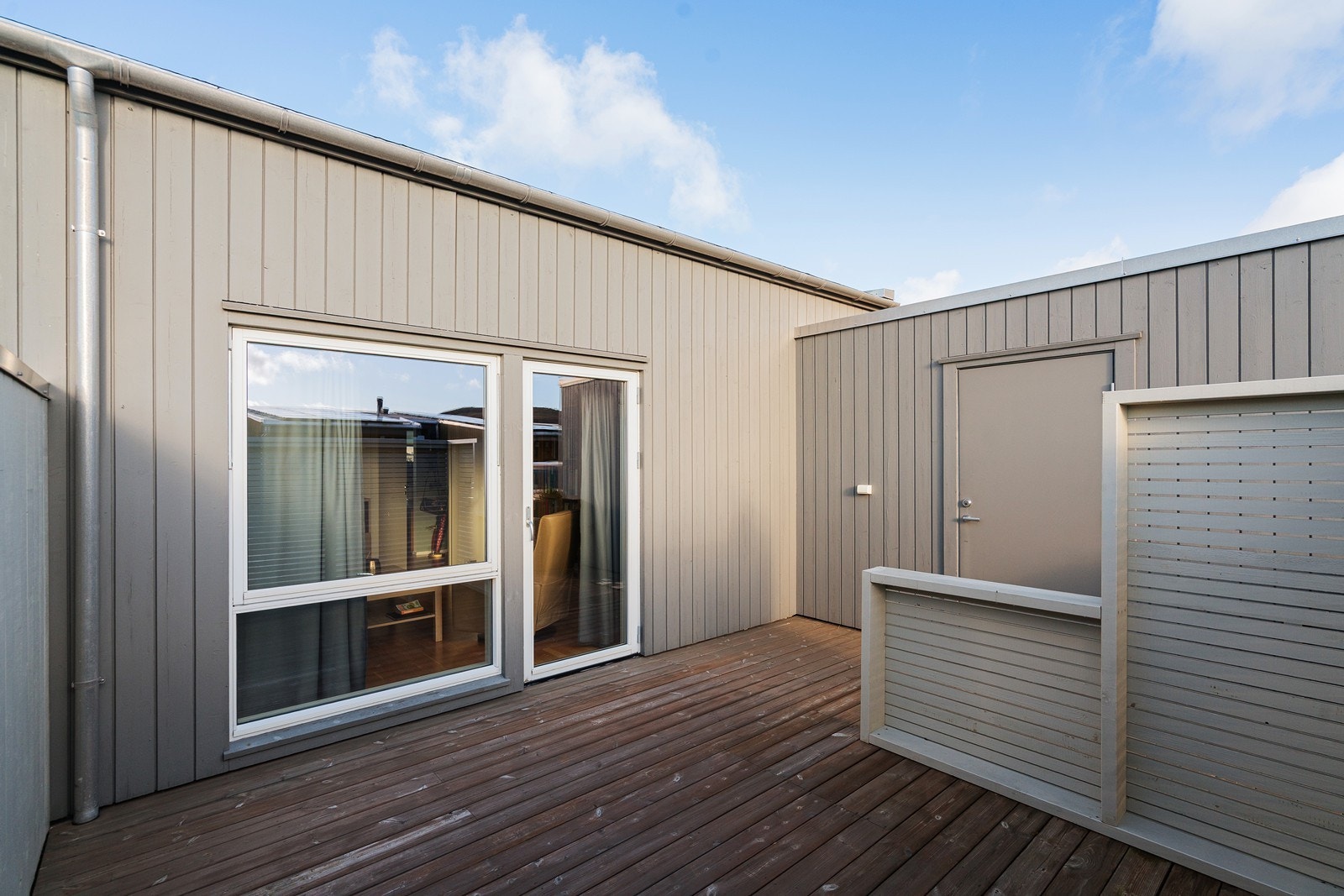Terrasse i første etasje med utgang fra TV-stuen. Galleribilde