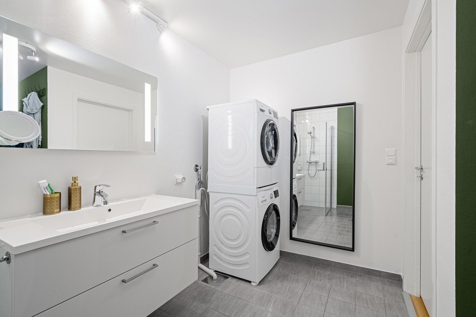 Bad/vaskerom i underetasjen med gulvvarme. Galleribilde