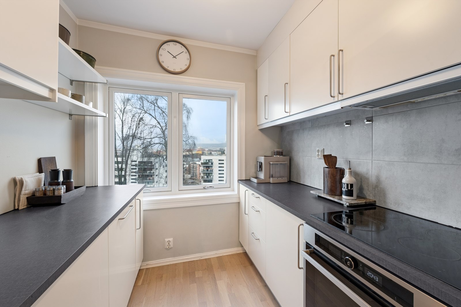 Fliser på vegg mellom benk og overskap bak stekesone. Galleribilde