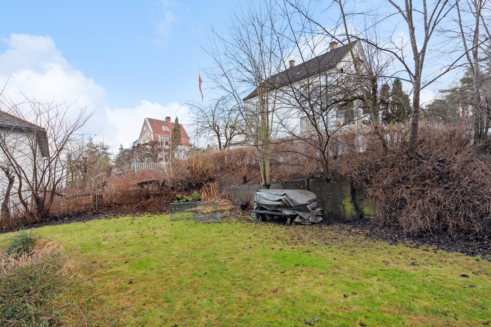 Rolig bakgård. Galleribilde