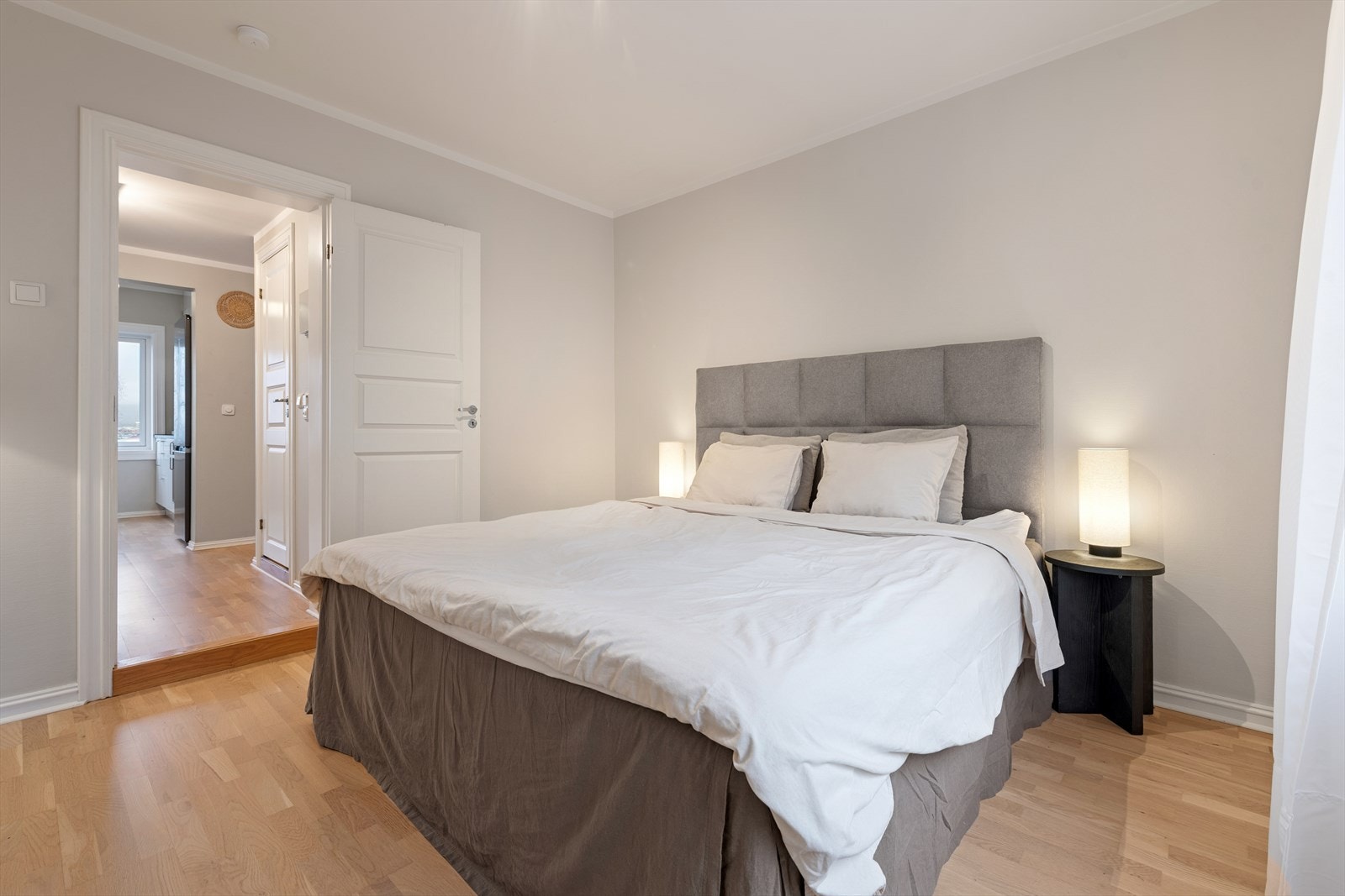 Den rolige beliggenheten mot bakgård bidrar til et stille og behagelig miljø, samtidig som rommets utforming gir gode muligheter for praktisk og funksjonell innredning. Galleribilde