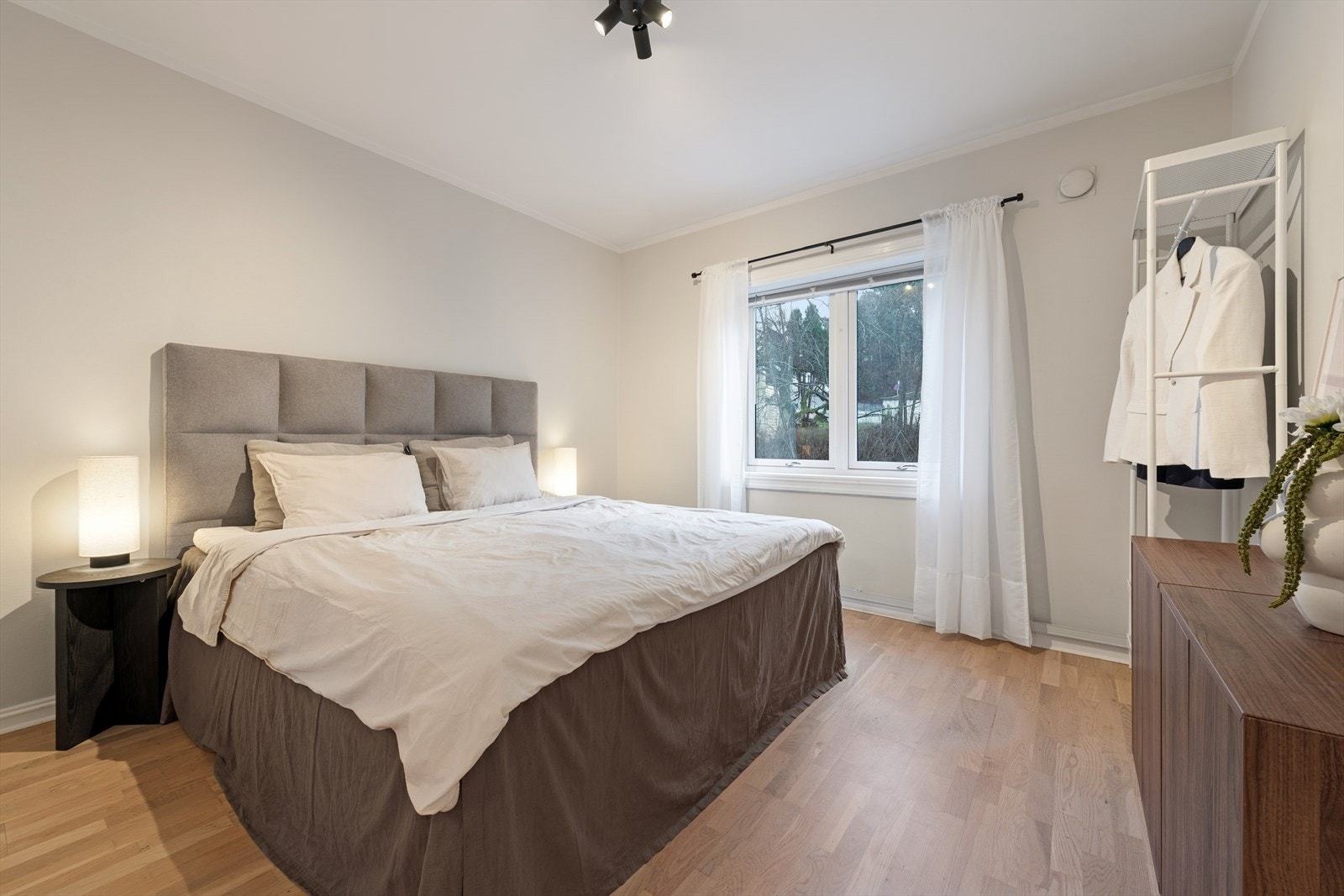 Boligens andre soverom holder også en god størrelse og kan enkelt innredes med dobbeltseng og tilhørende møblement. Galleribilde