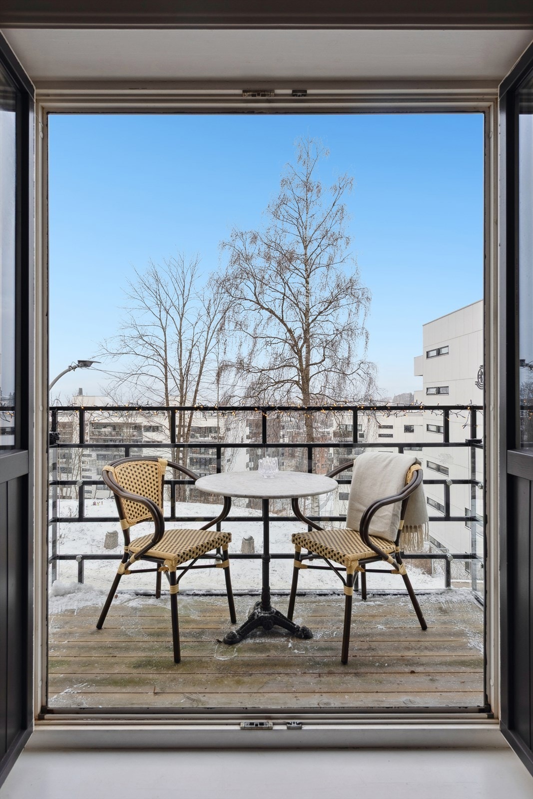 Fra stuen er det utgang gjennom elegante dobbelfløyede dører til en lys balkong med god plass til utemøbler. Galleribilde