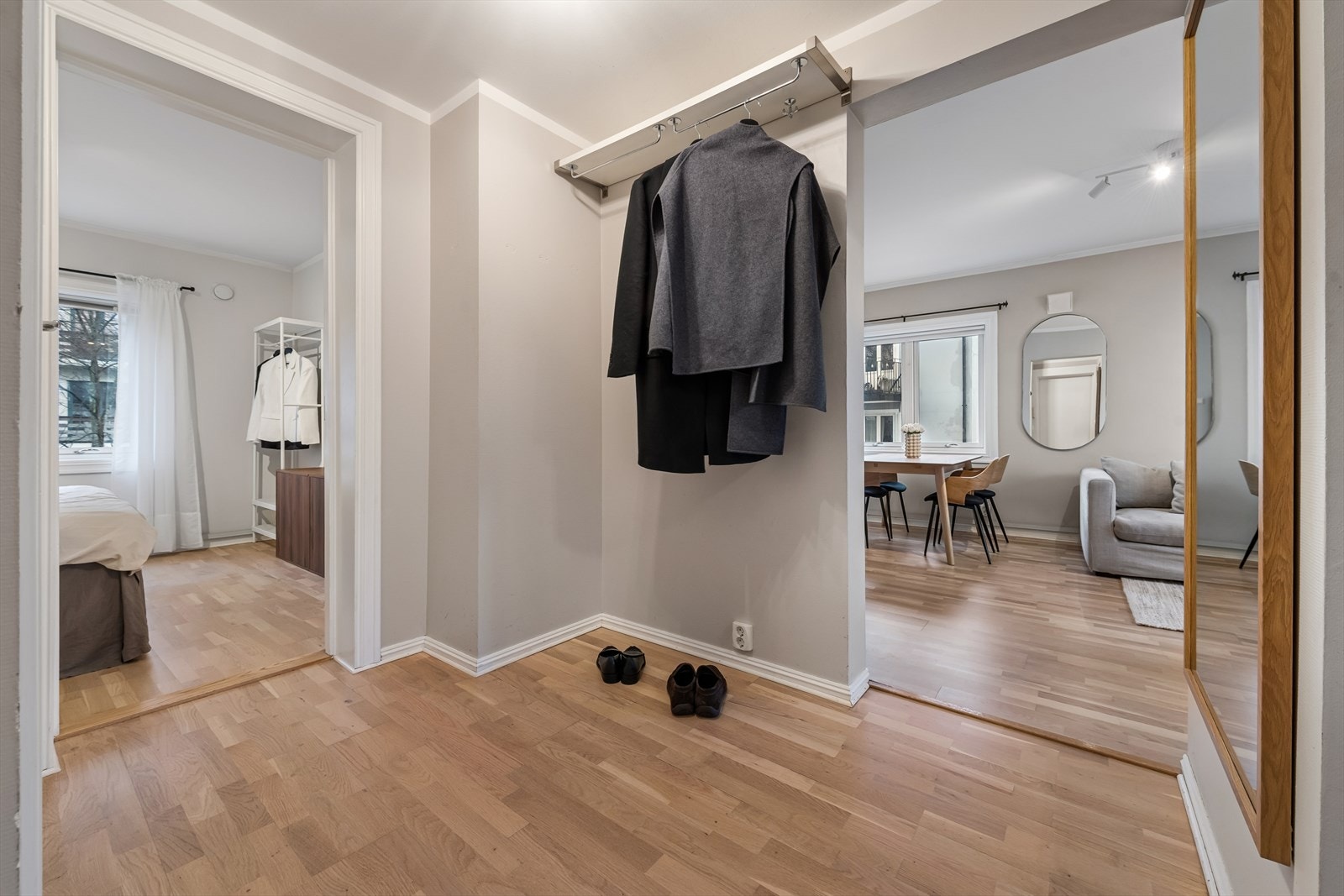 Romslig entrè med god plass til både sko og yttertøy. Praktisk plass for oppbevaring. Galleribilde