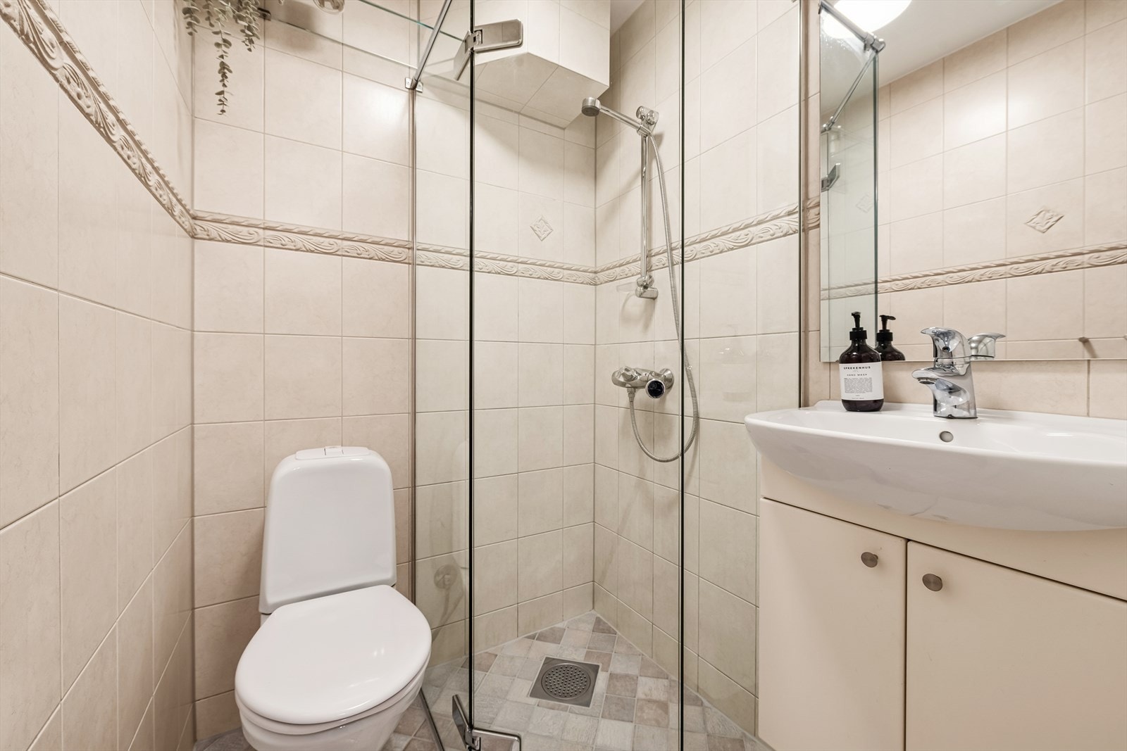 Overflater i flis bidrar til et lettstelt og holdbart baderom. Boligen har tilgang til felles vaskeri i bygget, noe som frigjør plass på badet og gir en praktisk løsning i hverdagen. Galleribilde