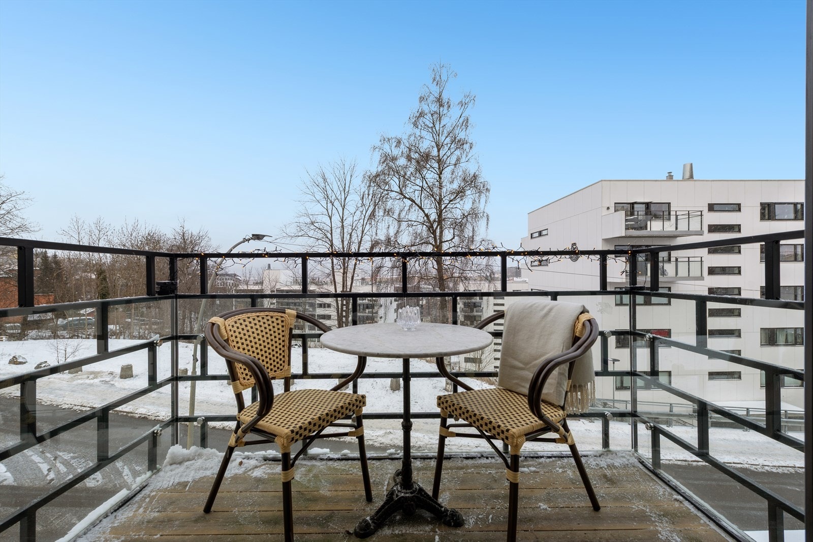 Balkongen fungerer som en forlengelse av stuen på sommerhalvåret. Galleribilde