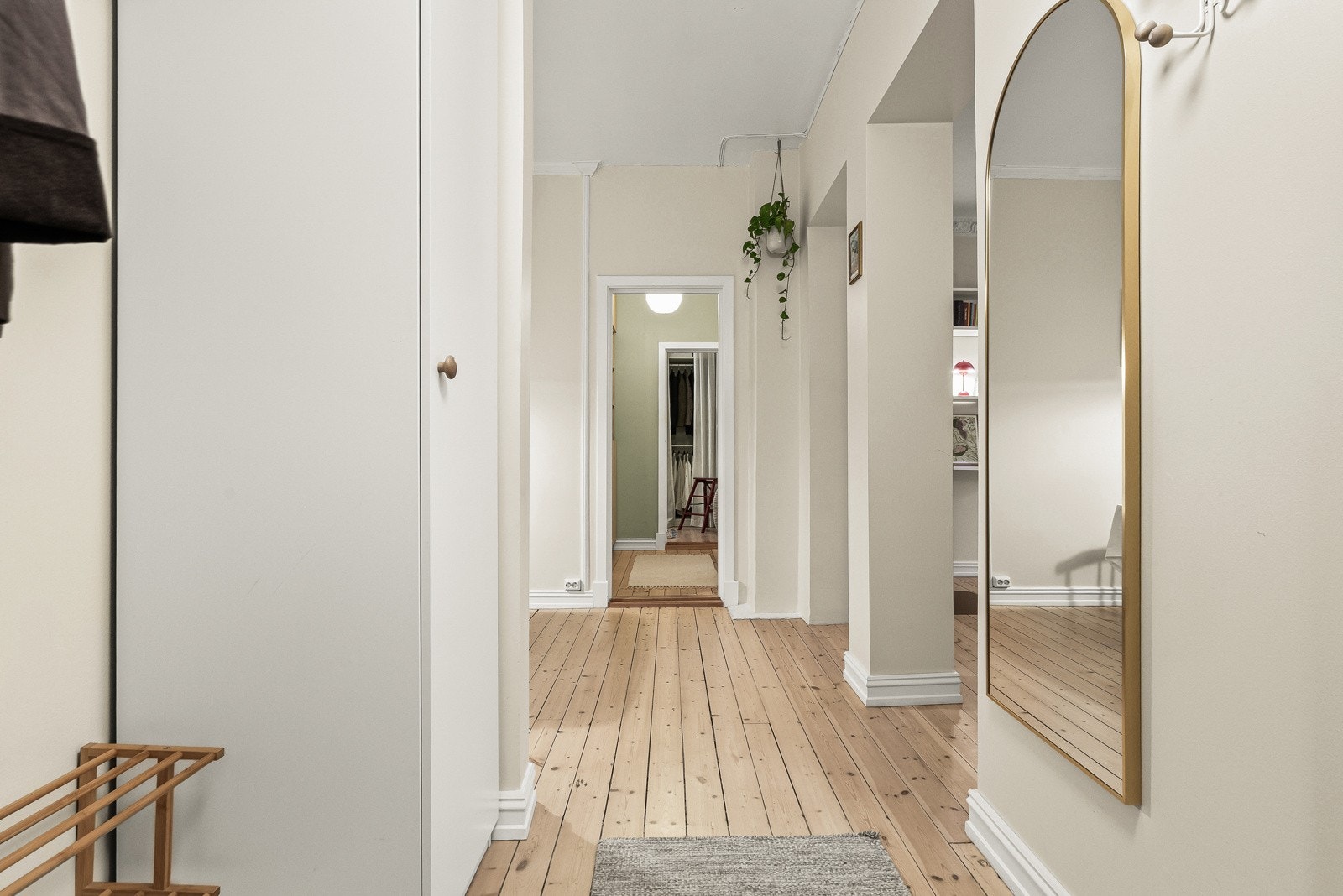 Her har du plass til speil, garderobeskap og hylle løsning- naturlig adskilt fra leiligheten Galleribilde