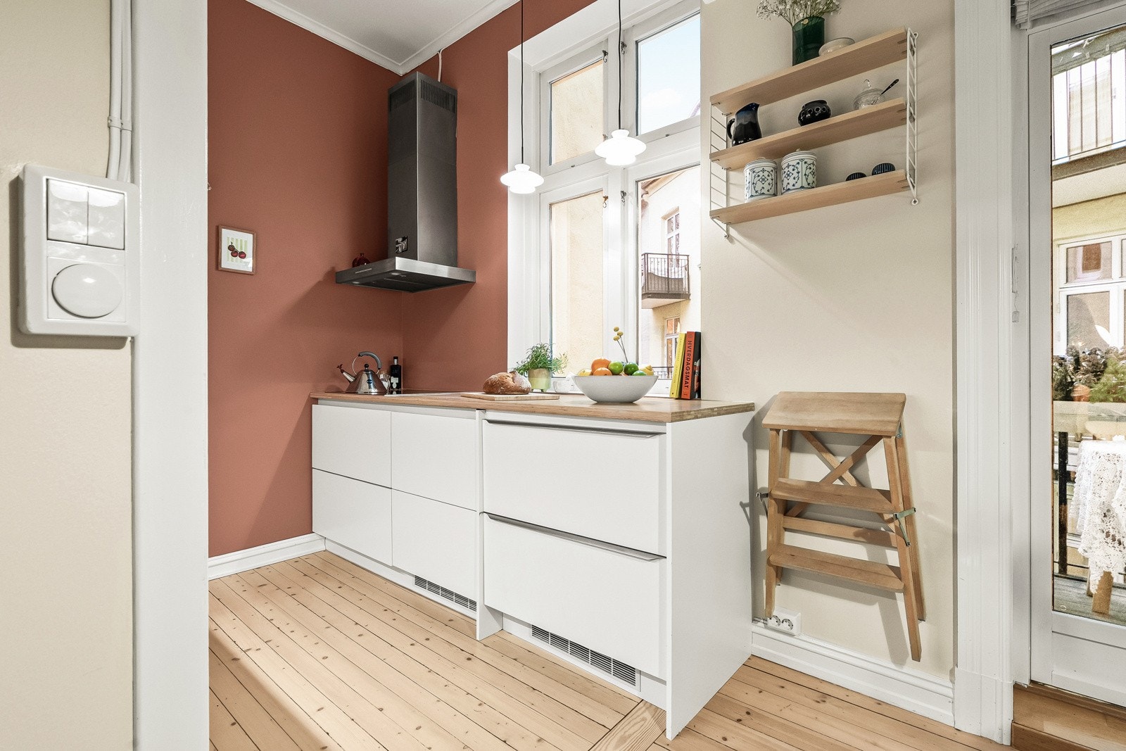 Integrerte hvitevarer som benkekjøleskap med skuffer fra Norcool og fryseskap fra Whirlpool Galleribilde