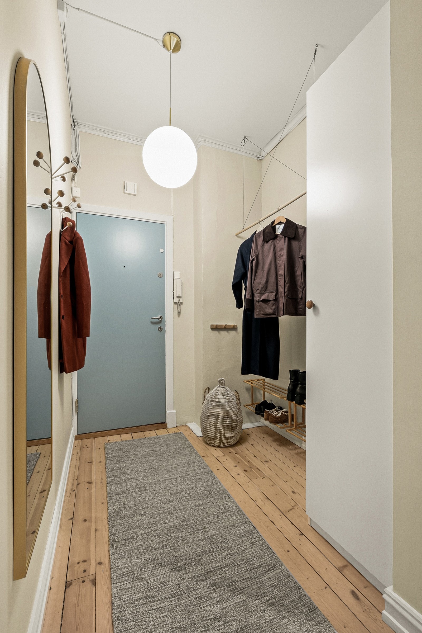 Leiligheten byr også på romslig entré med god plass til oppbevaring av sko- og yttertøy Galleribilde