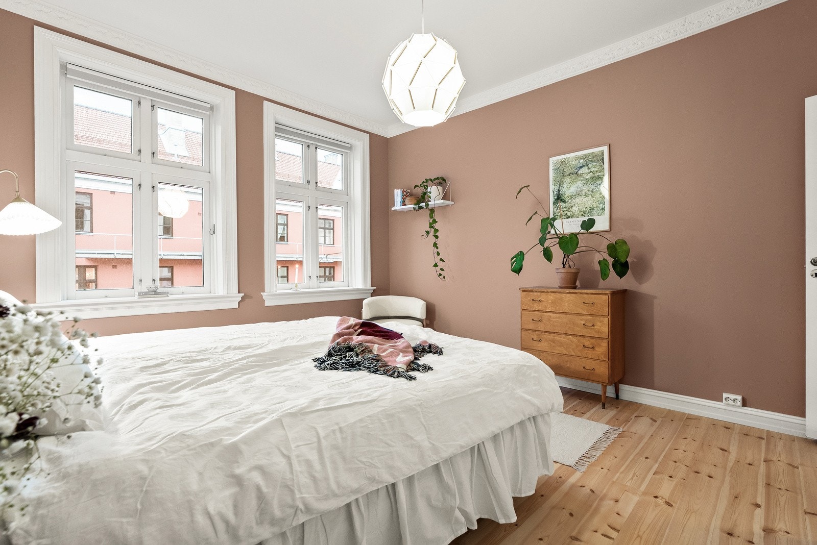 Soverommet er malt i tidsriktige farger og vender mot rolig bakgård Galleribilde