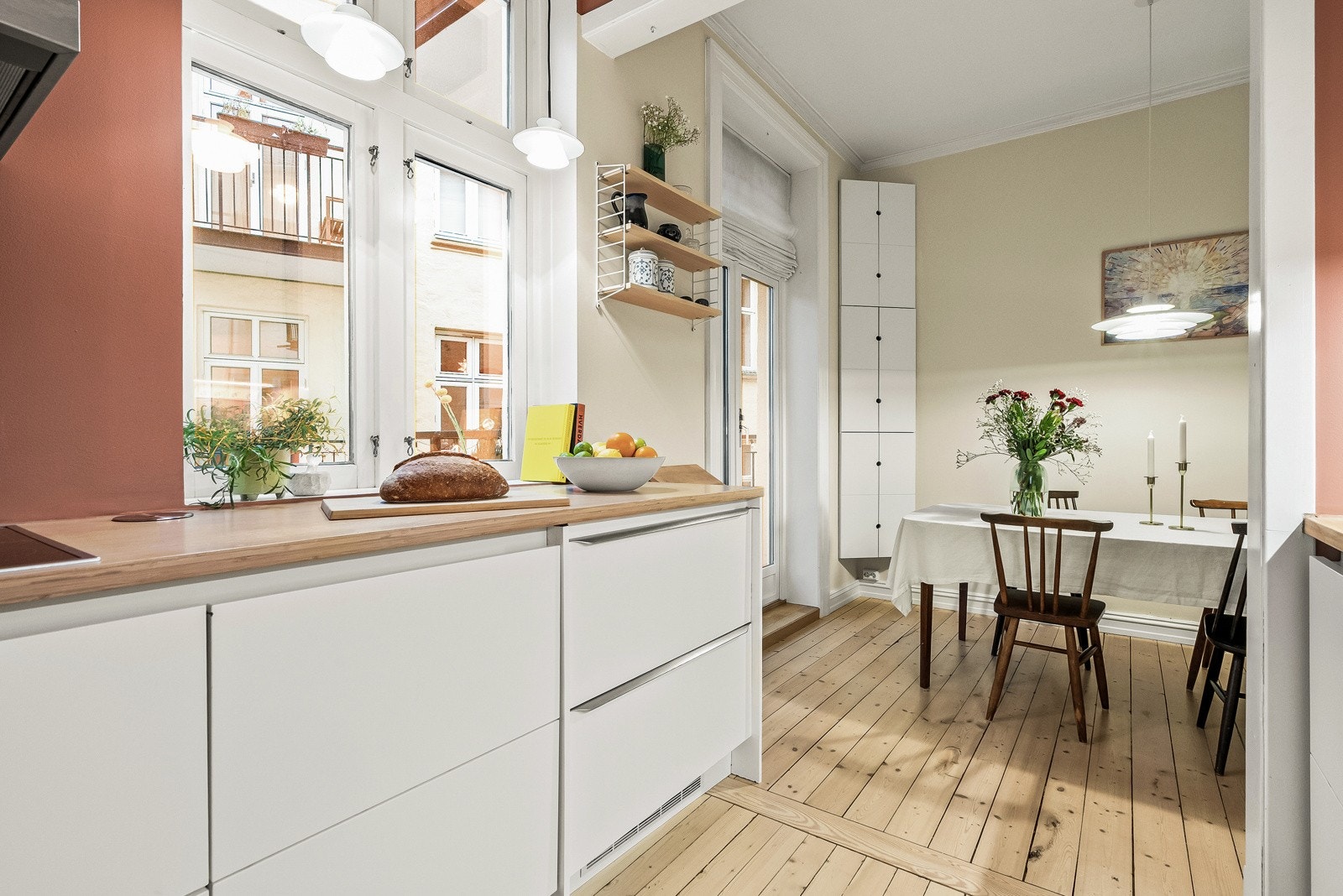 Oppvaskmaskin, stekeovn i høyskap og platetopp fra Miele. Veggmontert avtrekksvifte Galleribilde