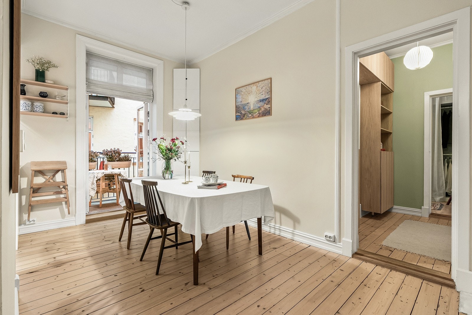 Videre fra spisestuen har du tilkomst til venstre hvor du finner separat gang med dør inn til soverommene og baderom Galleribilde