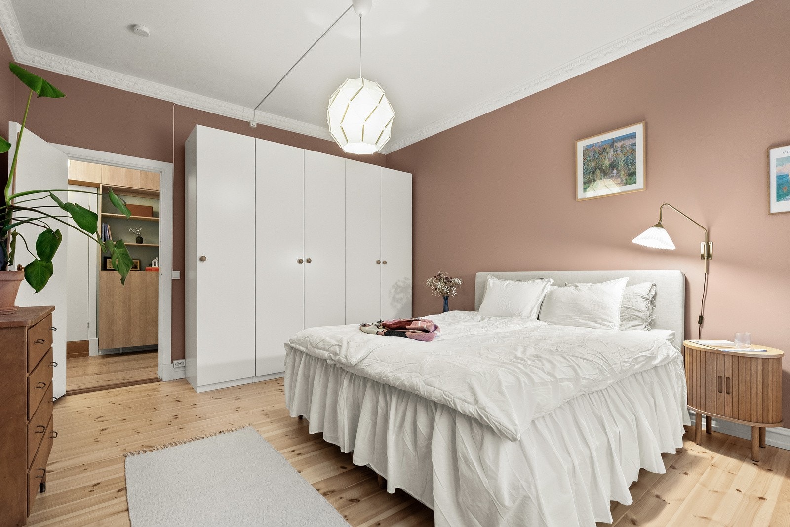 Store vindusflater slipper inn rikelig med sollys og gjør rommet lett og luftig Galleribilde