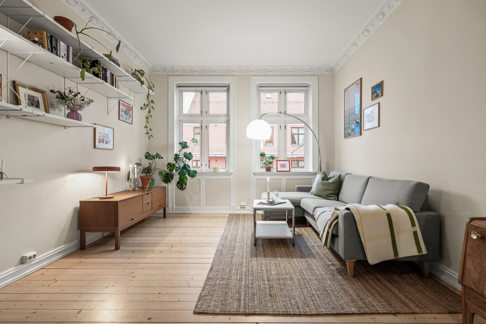 Leiligheten er gjennomgående, med klassiske bygårdstrekk som skaper en særegen romfølelse- i tillegg til pen og praktisk vedovn Galleribilde