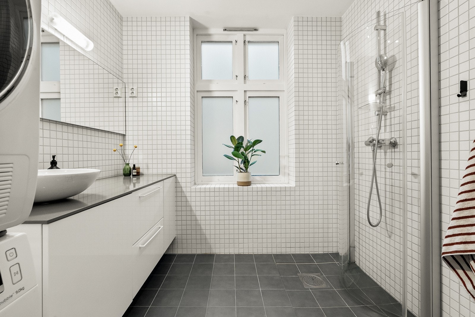 Flislagt og moderne baderom pusset opp i 2013 Galleribilde