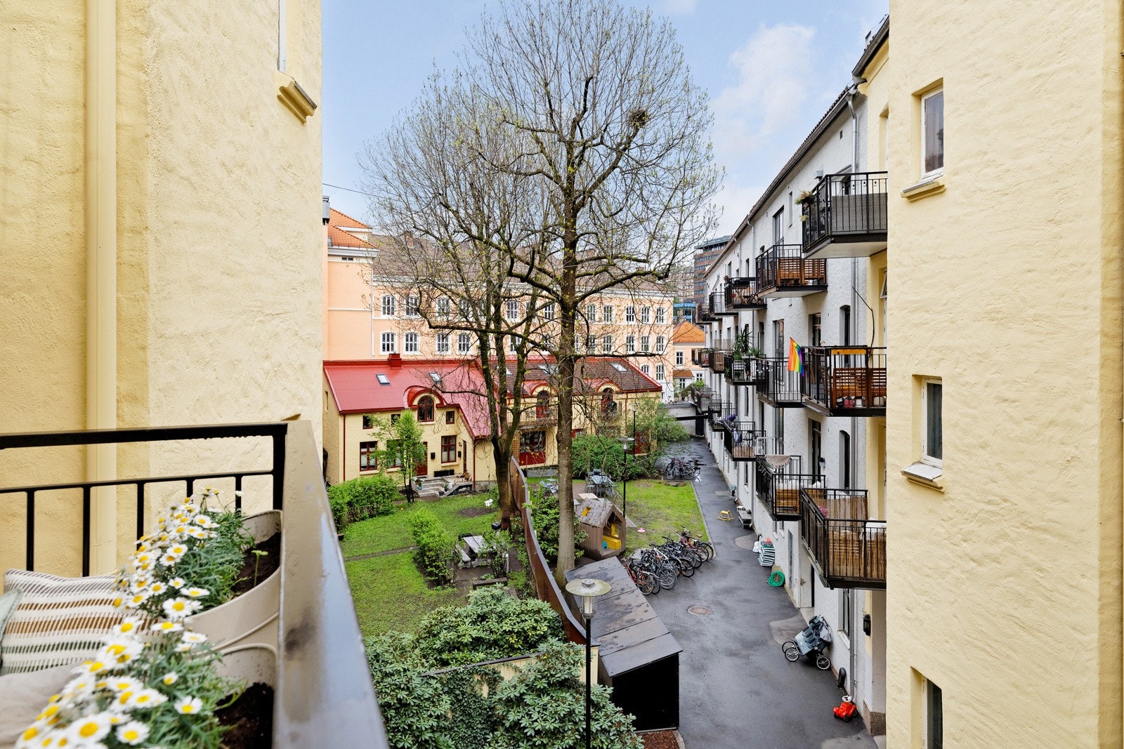 Balkongen ligger vendt inn mot stille og rolig bakgård, og er i grønne omgivelser på sommertid Galleribilde