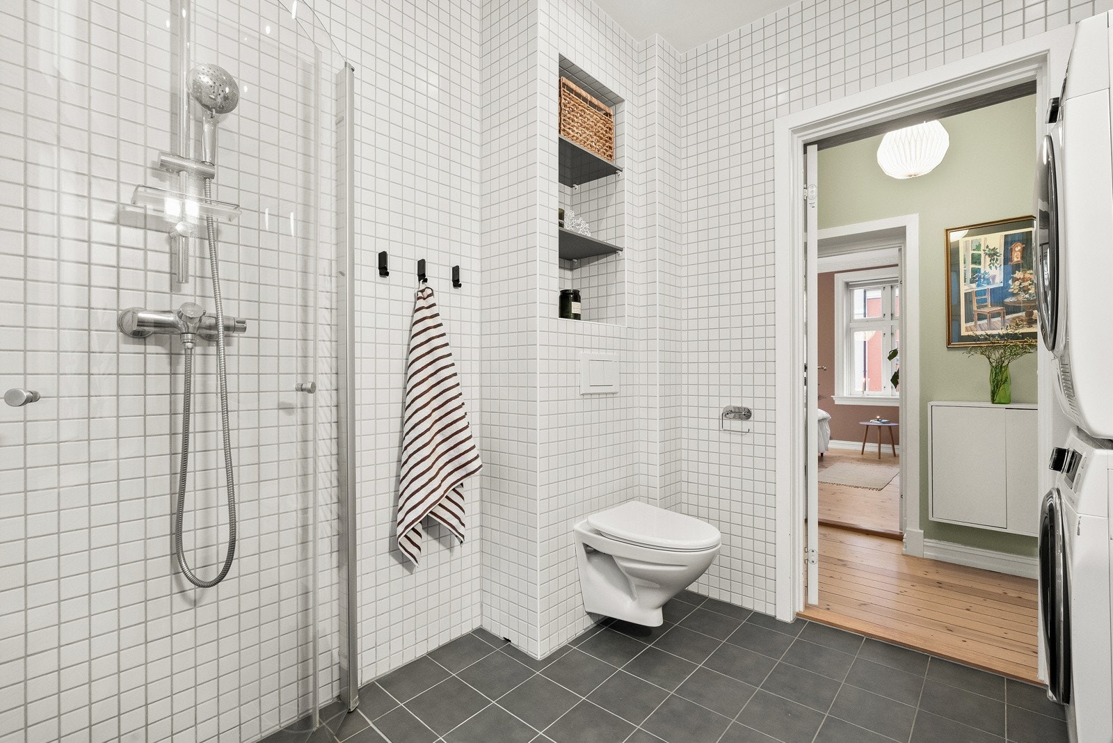 Dusjhjørne med innfellbare dører for maksimal utnyttelse av plass Galleribilde