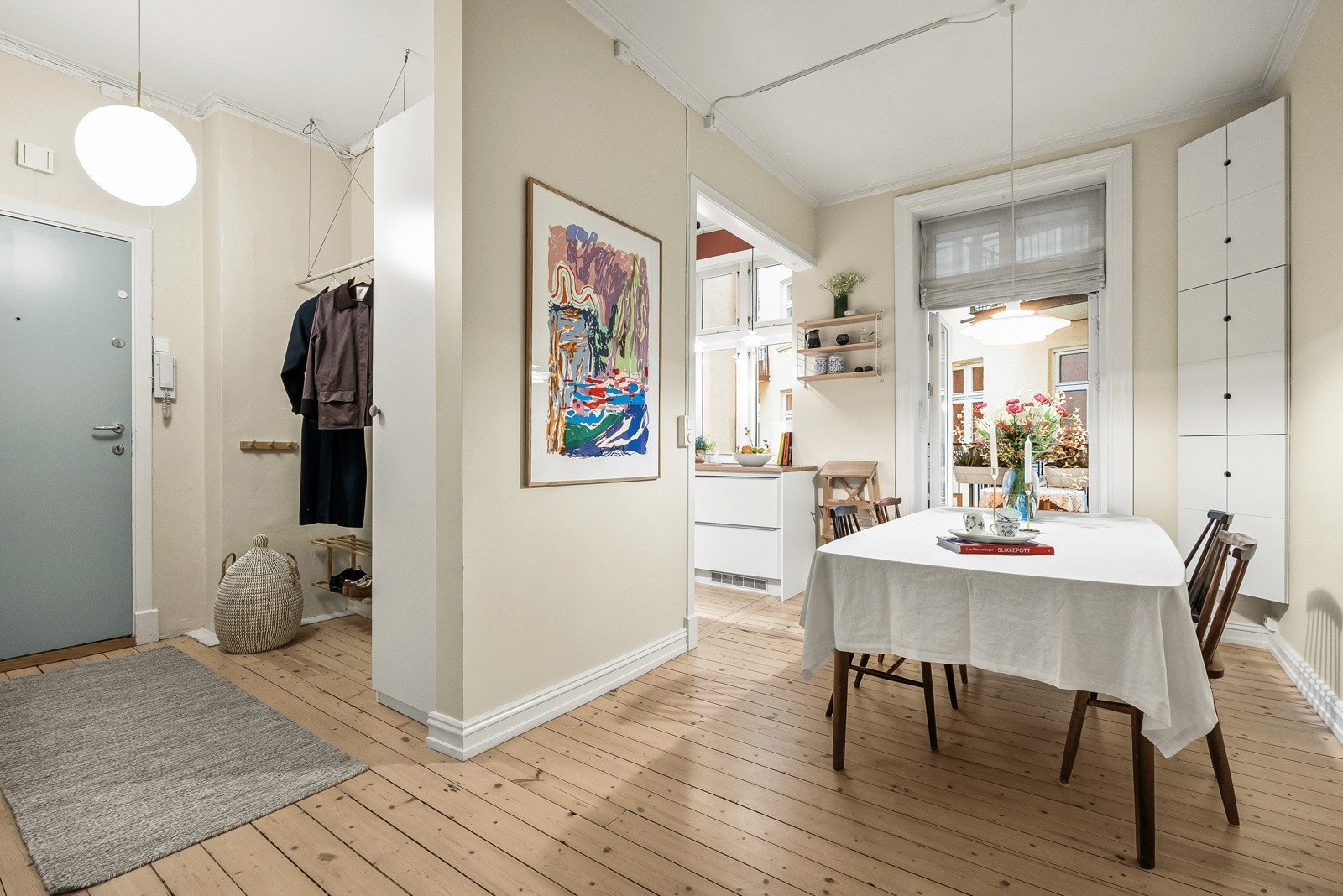 Mellom stue og kjøkken finner du en praktisk romløsning som egner seg til bruk som spisestue. Her har du plass til stort bord med stoler Galleribilde