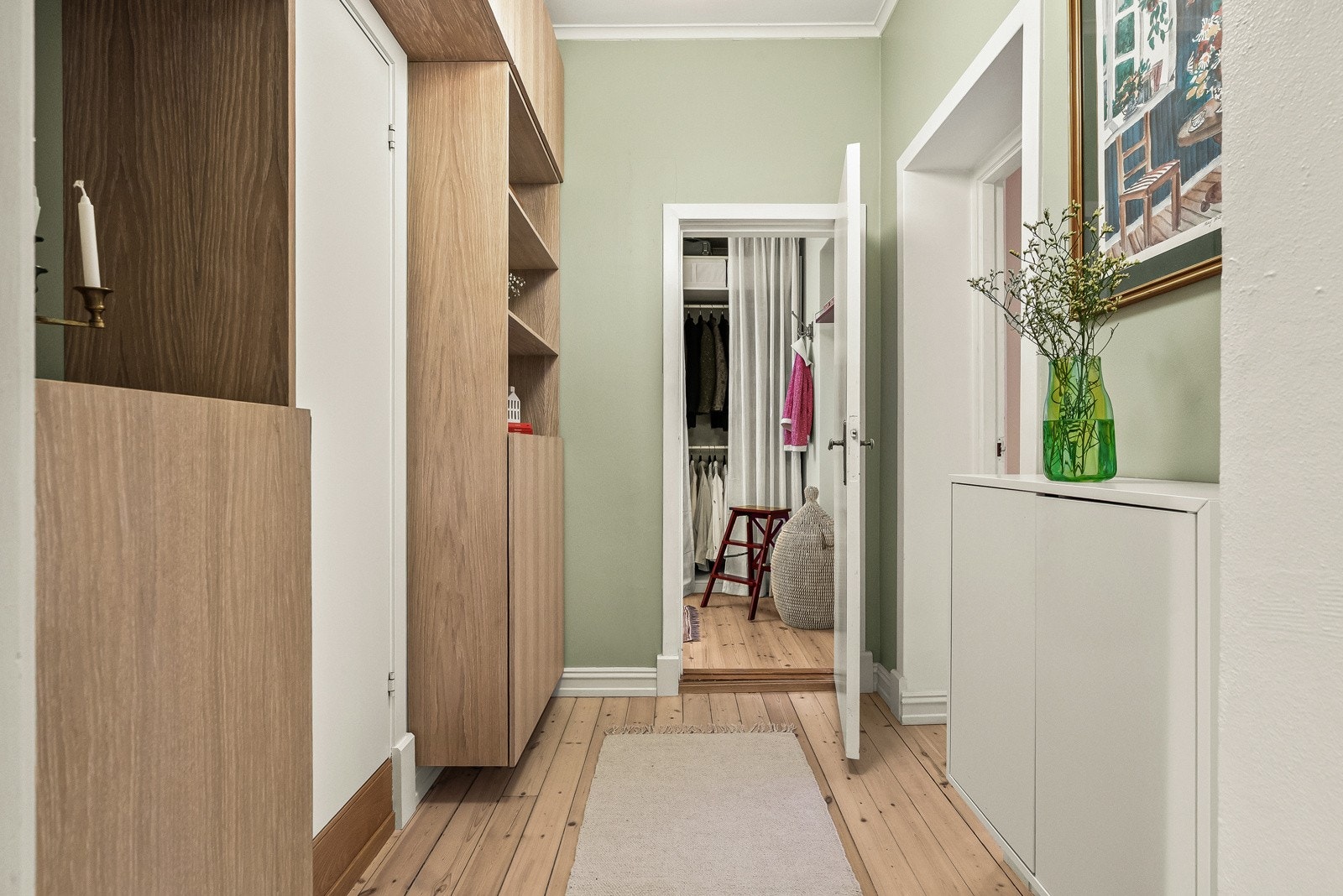 Leilighetens klassiske preg bærer gjennom samtlige rom- hvor du finner de klassiske, store rommene i kombinasjon med moderne løsninger og utseende Galleribilde