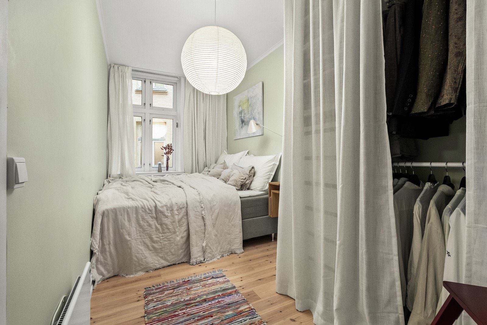 Soverom 2 ligger i andre enden av gangen med plass til seng og garderobeløsning Galleribilde