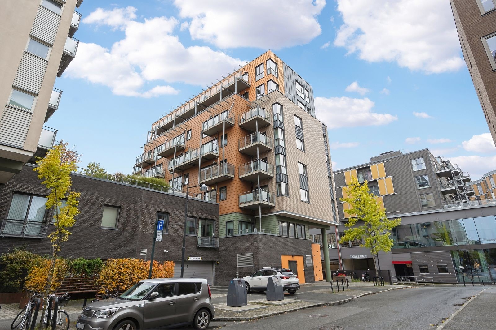 Leiligheten ligger fint til i byggets andre etasje og har fransk balkong mot omgivelsene Galleribilde