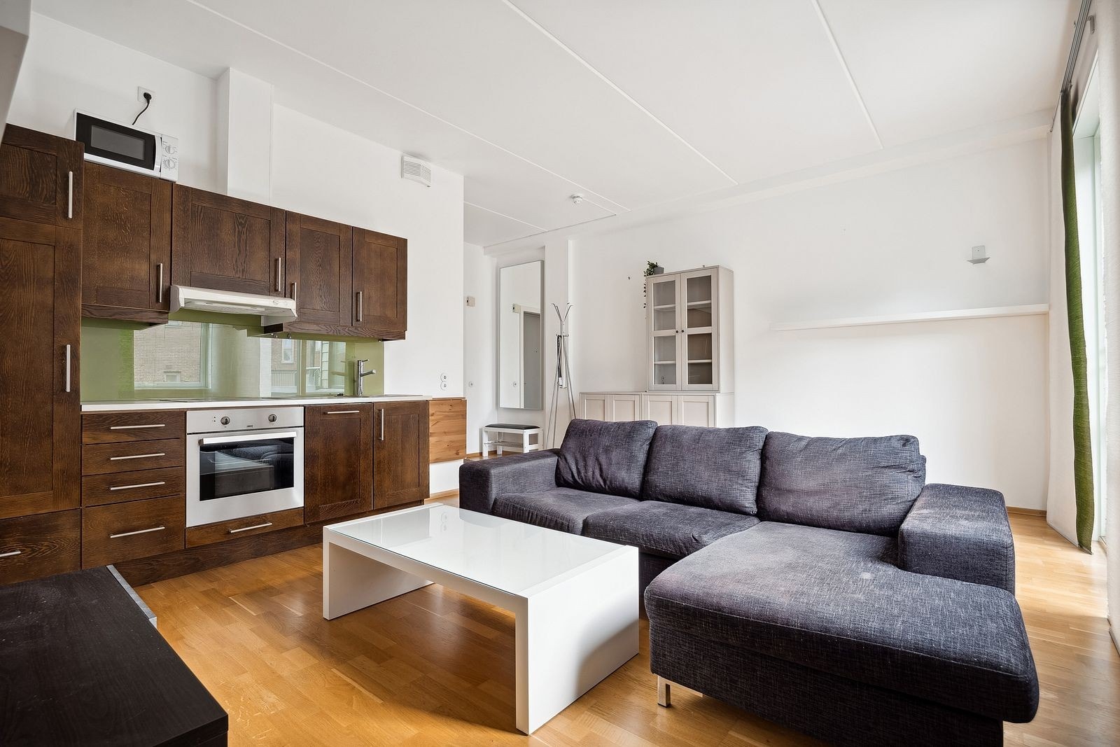 Leiligheten har en åpen løsning mellom stue og kjøkken med store vinduer for nydelig lysinnslipp Galleribilde