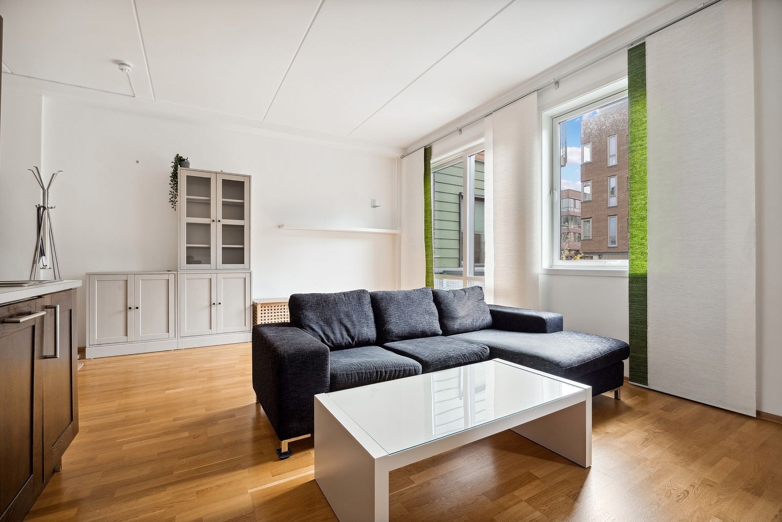 Fra stuen er det utgang til den franske balkongen, og med plass til spisebord i stue Galleribilde