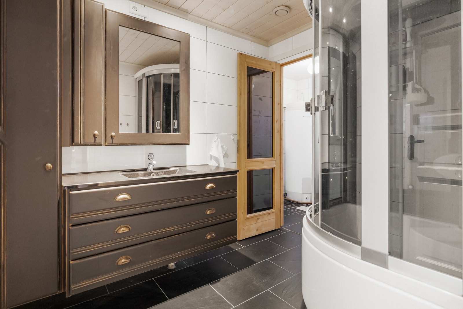 Badet har er utstyrt med alt en trenger på hytta, inkludert dusj. Galleribilde