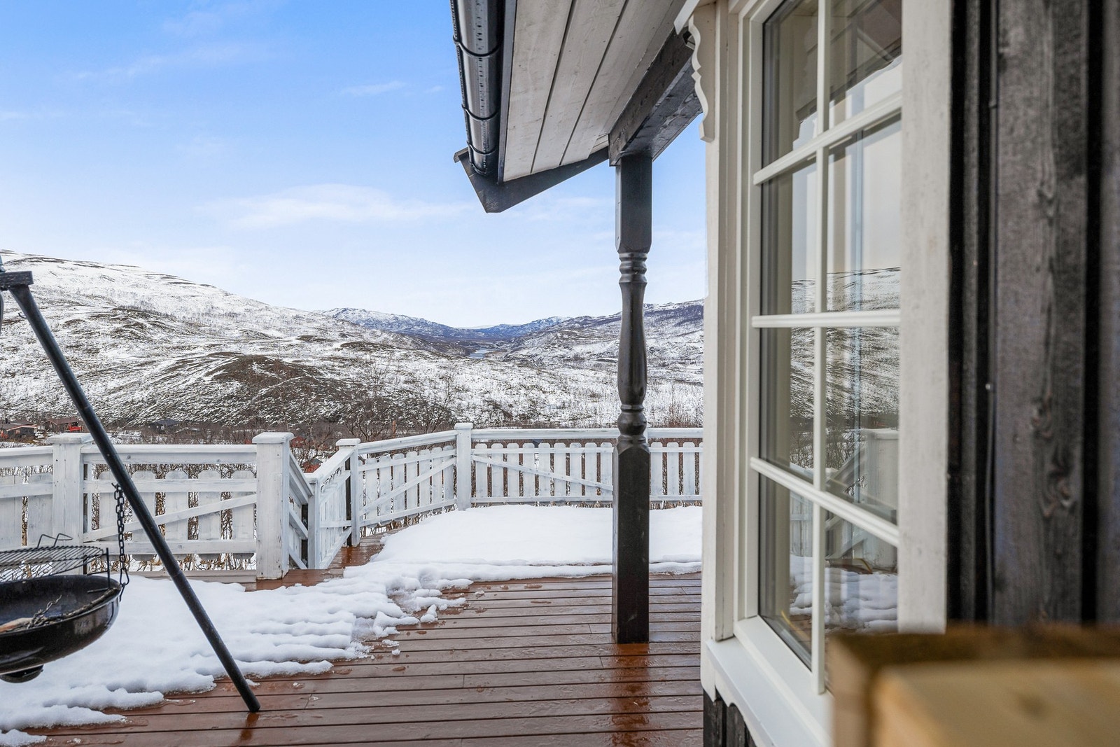 Det er direkte utgang til veranda fra stuen. Galleribilde