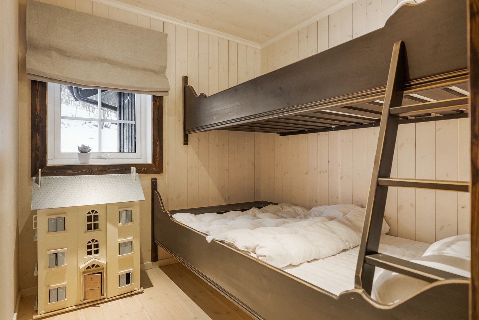 Og det andre soverommet har samme stil, perfekt for barn eller gjester. Galleribilde