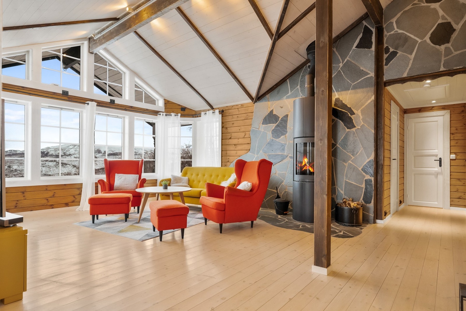 Videre kommer vi inn til en romslig stue. Galleribilde