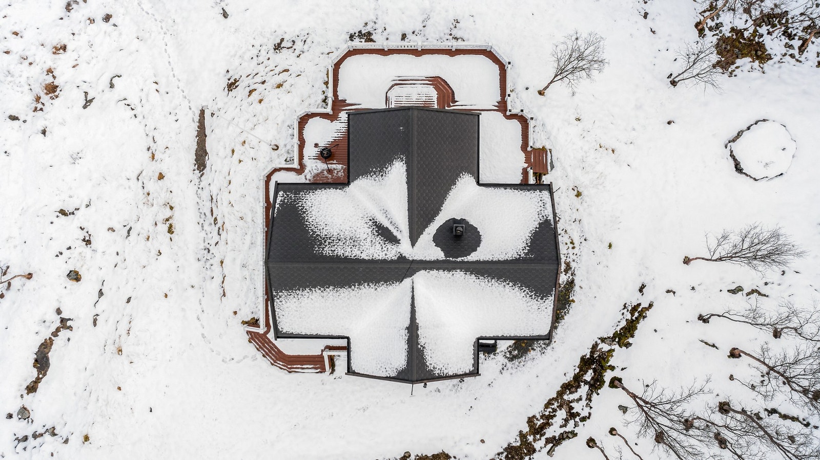 Hytten har en naturskjønn beliggenhet i Repparfjorddalen i Hammerfest kommune. Galleribilde