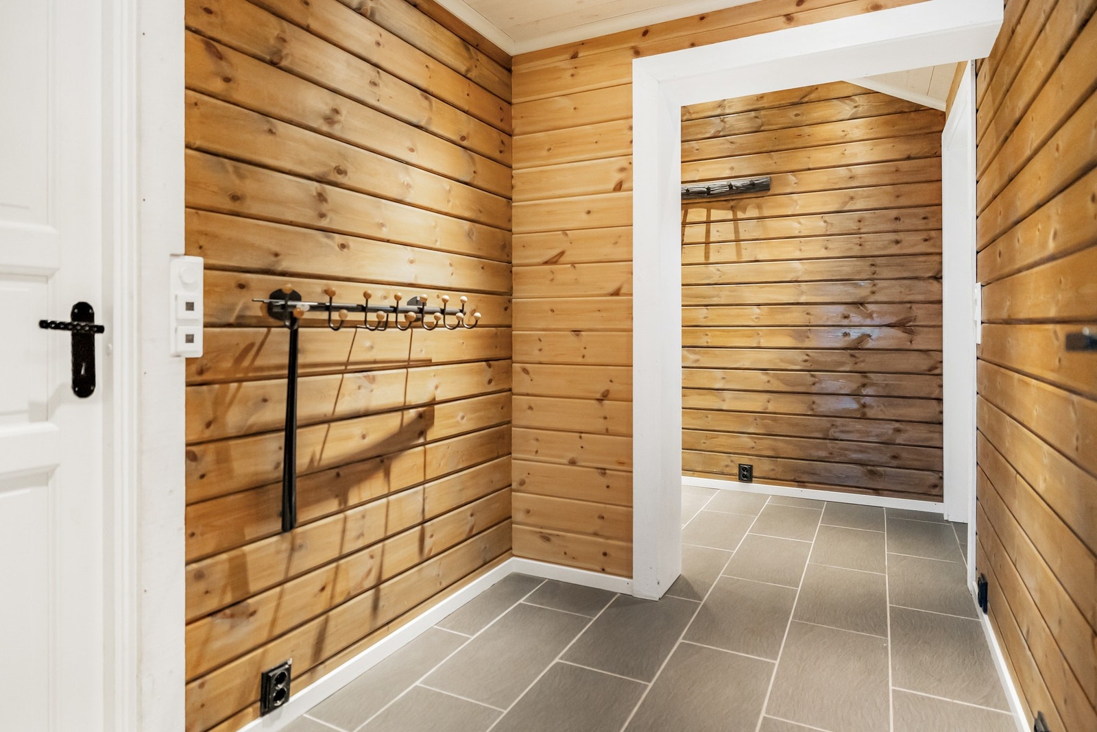 Her er det praktiske knagger og rom for enkelt møblement. Galleribilde