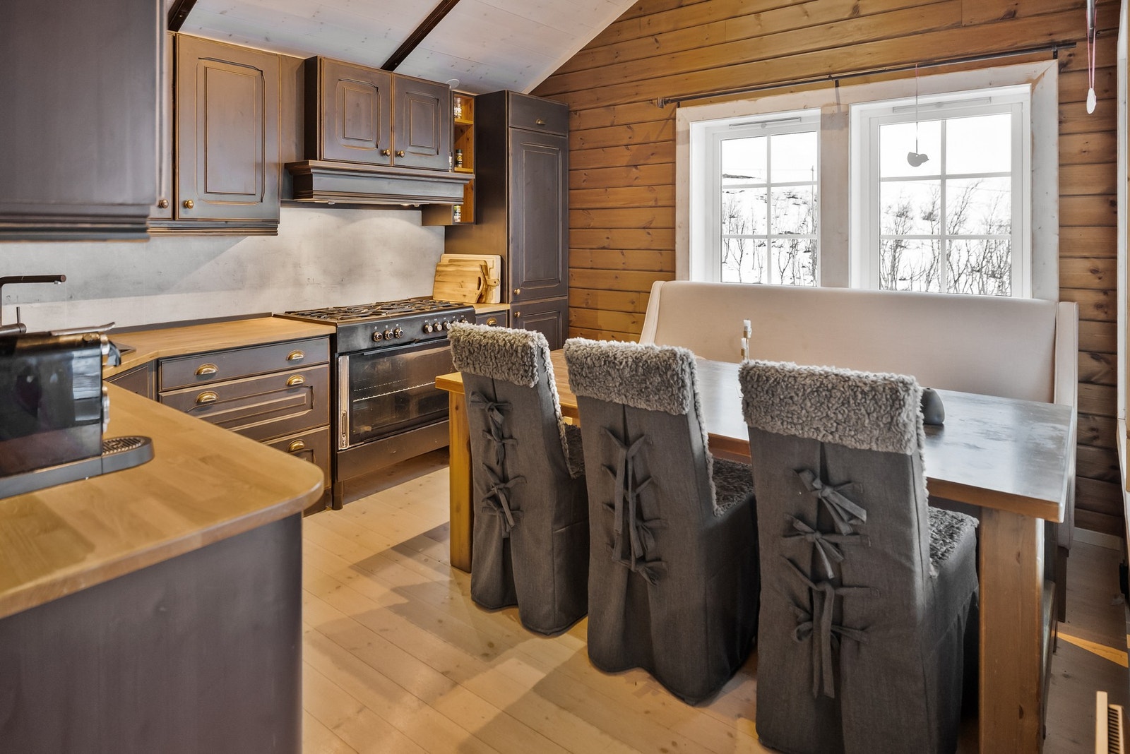 Kjøkkenet er godt utstyrt med integrert stekeovn og kjøleskap med frys. Galleribilde