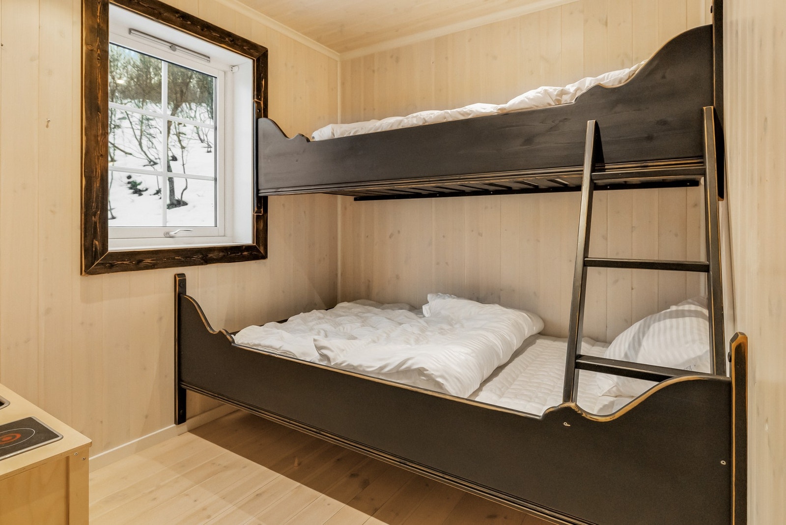 Det ene soverommet har køyeseng som bruker arealet effektivt. Galleribilde