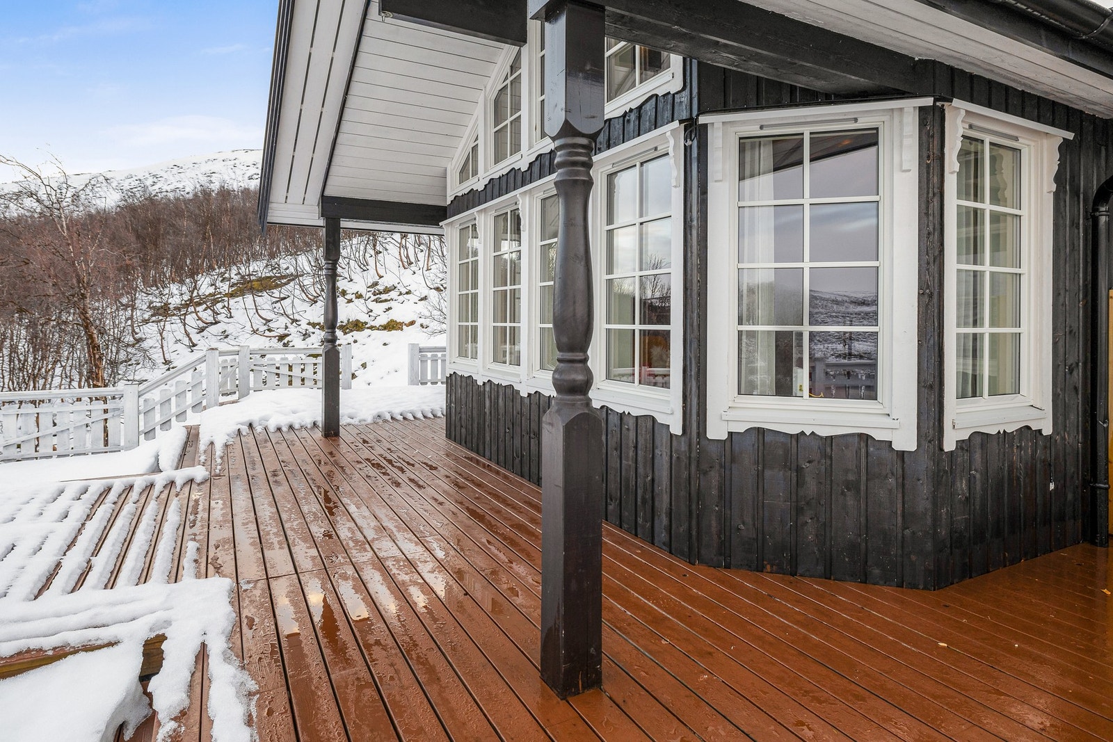 Stor veranda gjør det enkelt med uteaktiviteter. Galleribilde