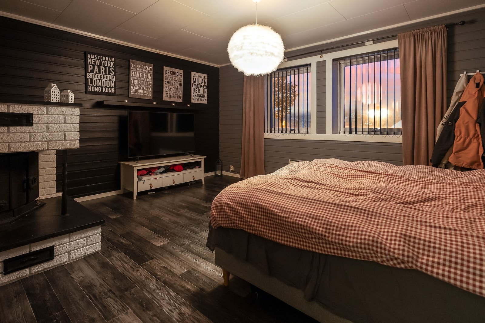 Alle rommene er av god størrelse og har plass til seng, nattbord og garderobeløsninger eller annet ønsket møblement. Galleribilde