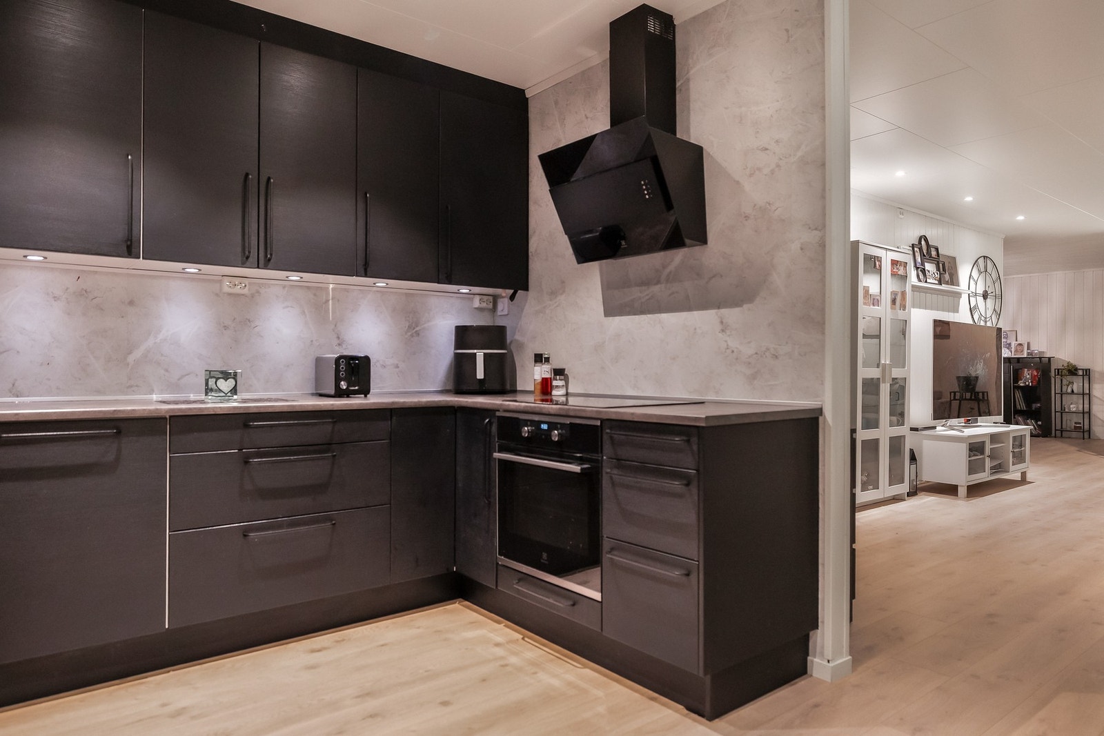 Det presenteres med en pen innredning med glatte fronter som gir et ryddig og tidløst uttrykk. Galleribilde