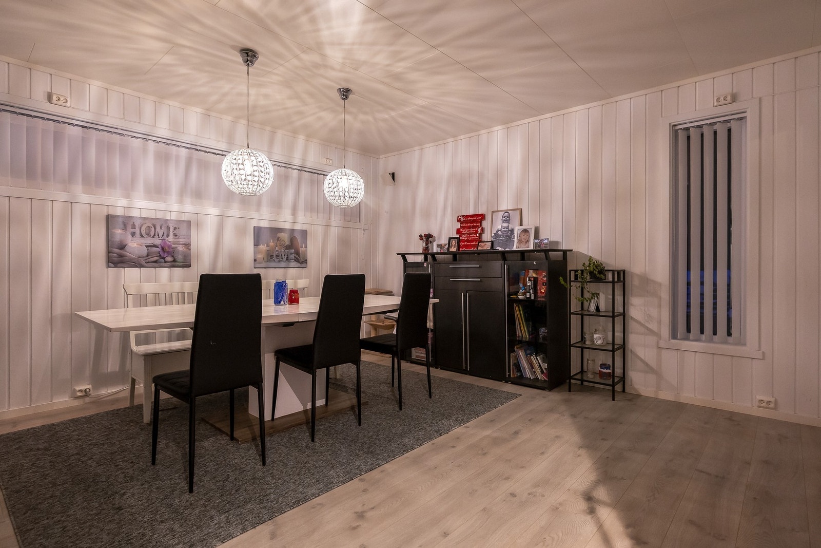 Stuen har også en naturlig plassering for en romslig spisestue. Galleribilde